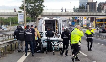 İstanbul'da otomobilin otobüse ve refüje çarptığı kazada 1 kişi öldü, 4 kişi yaralandı