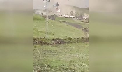 Kars'ta şiddetli fırtına bazı evlerin çatısına zarar verdi