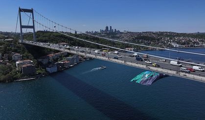 Kocaelispor bayrağı Fatih Sultan Mehmet Köprüsü'nde dalgalanıyor