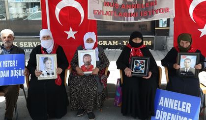 Muş'ta evlatlarına kavuşmak isteyen aileler DEM Parti önündeki eylemlerini sürdürdü