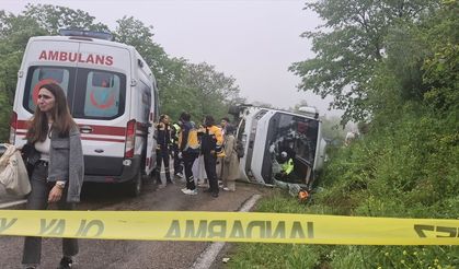 Sinop'ta öğrencileri taşıyan otobüs ile otomobilin çarpışması sonucu 18 kişi yaralandı
