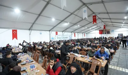 Memduh Büyükkılıç 'kardeşlik sofrası'nda iftar açtı