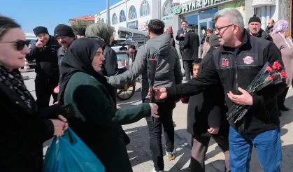 Nevşehir Belediyesi kadınlara binlerce çiçek dağıttı