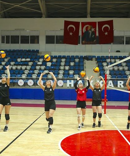 Hakkari'nin kadın voleybolcuları 1. Lig'e odaklandı