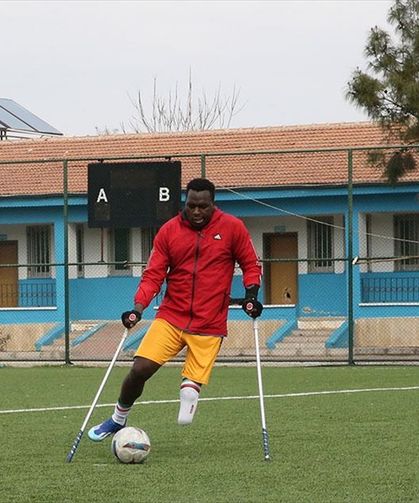 Kenyalı ampute futbolcu Keyo, 8 yıldır Türkiye'de "top koşturuyor"