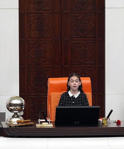 TBMM çocuk özel oturumunu 4. sınıf öğrencisi Berra Koramaz yönetti