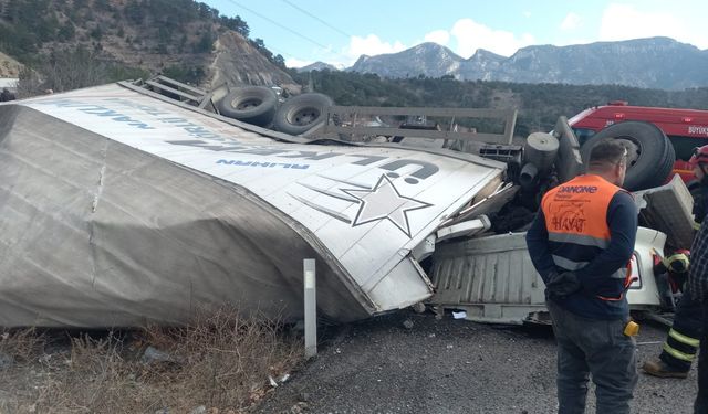 Adana devrilen kamyonun altında kalan sürücü öldü