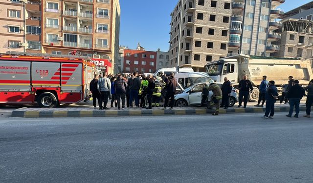 Hatay'da freni arızalanan kamyonun 5 araca çarpması güvenlik kamerasında