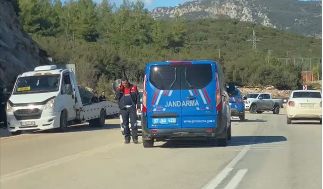 Kaş'ta otomobille çarpışan kamyonetteki 2 kişi yaralandı