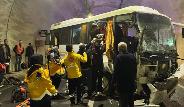 Sivas'ta midibüs ile tırın çarpıştığı kazada 14 kişi yaralandı