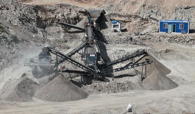 Deprem enkazı, insan sağlığı ve çevre hassasiyetiyle geri dönüştürülüyor