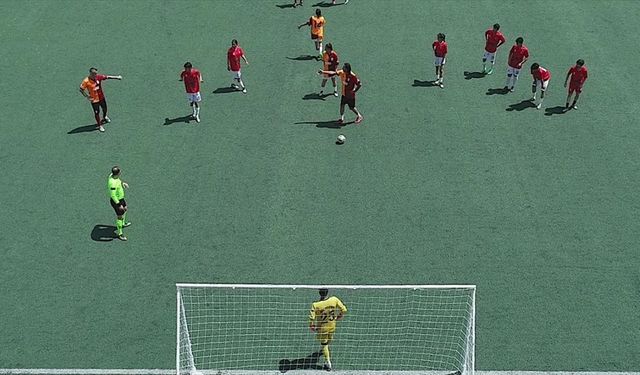 Galatasaraylı eski futbolcular, Cizre'de gençlerle dostluk maçı yaptı