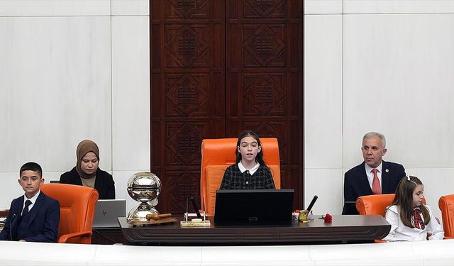 TBMM çocuk özel oturumunu 4. sınıf öğrencisi Berra Koramaz yönetti