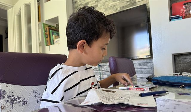 Adıyaman'da depremde sağ kolunu kaybeden çocuk masa tenisinde kendisini geliştiriyor