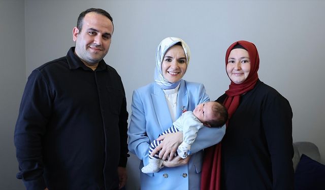 Bakan Göktaş, Samsun'da doğum yardımından faydalanan aileyi ziyaret etti