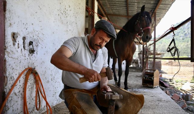 Beslediği atlara nalbant bulamayan ambulans şoförü, unutulmaya yüz tutan mesleği öğrendi