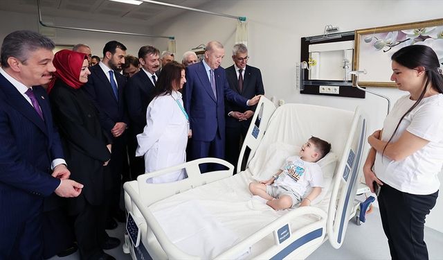 Cumhurbaşkanı Erdoğan, açılışını yaptığı hastanedeki hastaları ziyaret etti