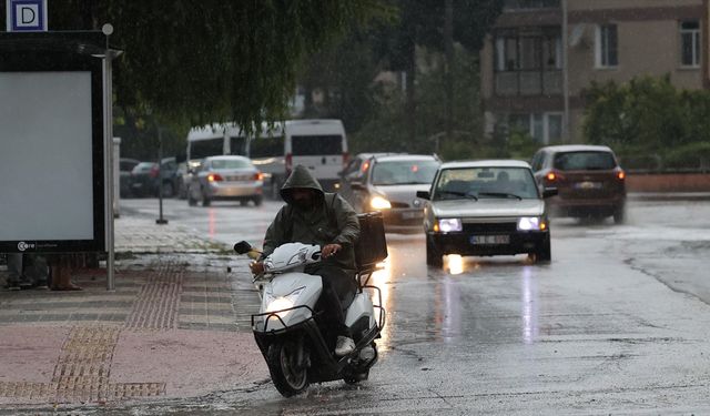 Edirne ve Kırklareli için kuvvetli sağanak, iç kesimler için fırtına uyarısı