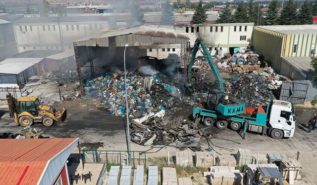 Eskişehir'de geri dönüşüm tesisinde çıkan yangın söndürüldü