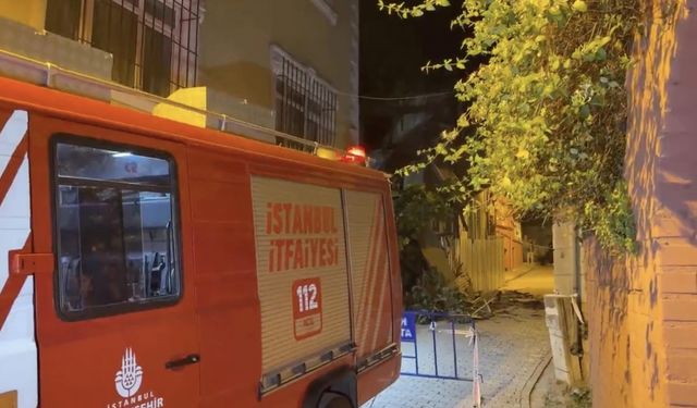 Fatih'te iki katlı metruk bina çöktü