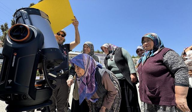 Fen bilimleri öğretmeni şehir şehir dolaşıp teleskopla gözlem etkinliği düzenliyor
