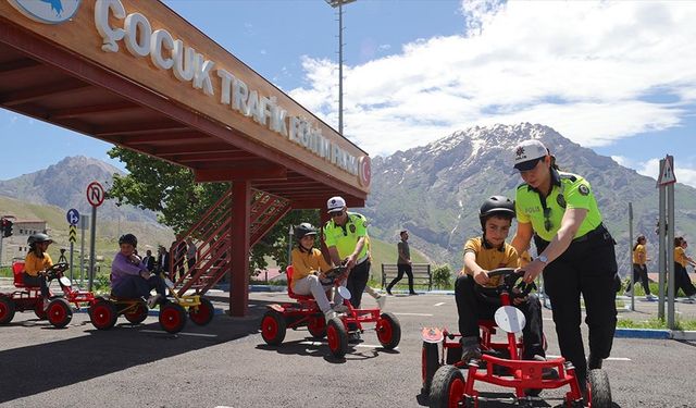 Hakkarili çocuklara go-kart araçlarıyla trafik eğitimi