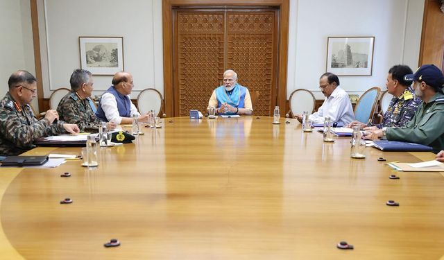 Hindistan Başbakanı Modi, Pakistan'a yönelik operasyonların "askıya alındığını" söyledi
