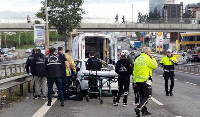 İstanbul'da otomobilin otobüse ve refüje çarptığı kazada 1 kişi öldü, 4 kişi yaralandı