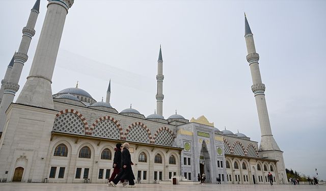 İstanbul'daki 597 camiye 5 dilde karekodla bilgilendirme panosu asıldı