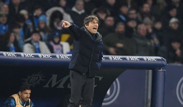İtalya'da şampiyon Napoli'nin teknik direktörü Conte takımda kalacak
