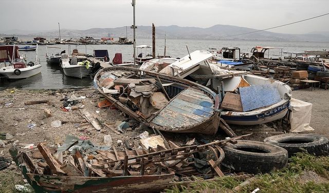 İzmir'de barınaklarda çevreyi ve güvenliği tehdit eden atıl tekneler toplatılıyor
