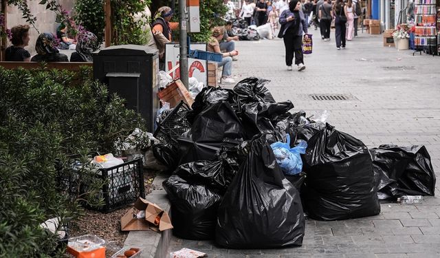 İzmir'de işçilerin greve gitmesiyle cadde ve sokaklarda çöp yığınları oluştu