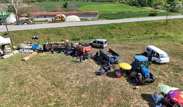 Köyün futbol sahası tiyatro sahnesine dönüştü