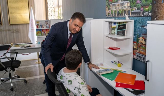 Meslek liseliler ihtiyaç sahibi başarılı öğrencilere ders çalışma ünitesi yaptı