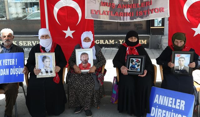 Muş'ta evlatlarına kavuşmak isteyen aileler DEM Parti önündeki eylemlerini sürdürdü