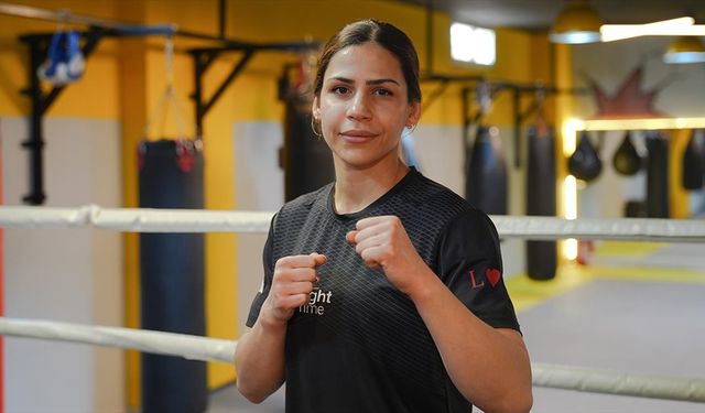 Okulda matematik öğretmeni, ringde kick boksçu