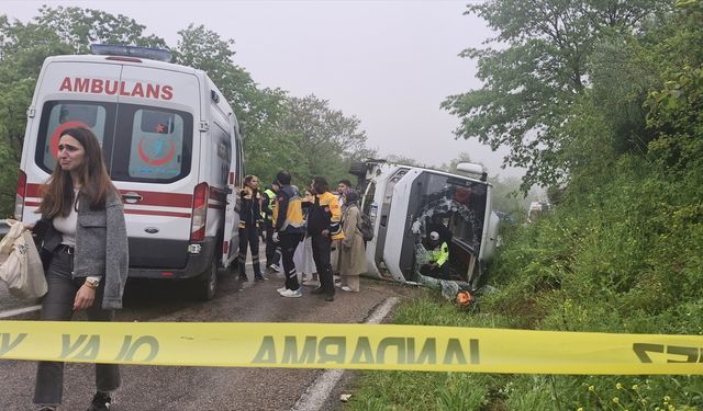 Sinop'ta öğrencileri taşıyan otobüs ile otomobilin çarpışması sonucu 18 kişi yaralandı