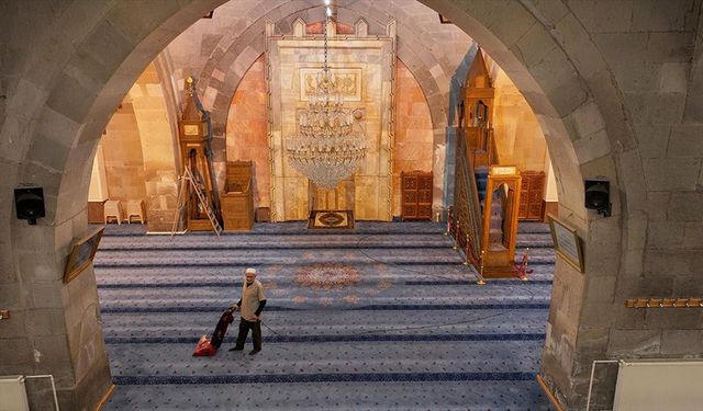 Tarihi Ulu Cami'nin 7 yıldır gönüllü olarak temizliğini yapıyor