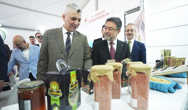 Ticaret Bakanı Bolat ile Tarım ve Orman Bakanı Yumaklı 7. Etnospor Kültür Festivali'nde stantları gezdi