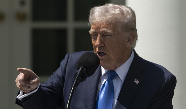 Trump, göçmenlerin "ABD dışına ücretsiz uçuş" yapmalarına izin veren kararnameyi imzaladı