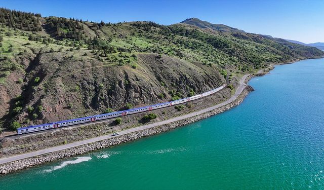 Turistik Diyarbakır Ekspresi yolcularına Doğu'nun eşsiz manzarasında yolculuk fırsatı sundu