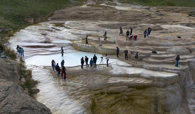 "Van'ın Pamukkale'si" yeşile bürünen çevresiyle doğaseverleri ağırlıyor