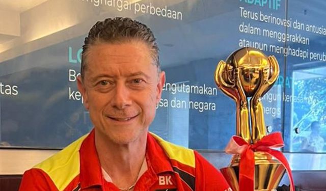 Voleybolda Türk başantrenör Bülent Karslıoğlu'nun Endonezya'da şampiyonluk sevinci