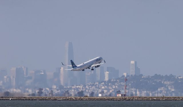 ABD'nin Boston kentindeki havalimanına inen Jet Blue uçağı pistin dışına çıktı