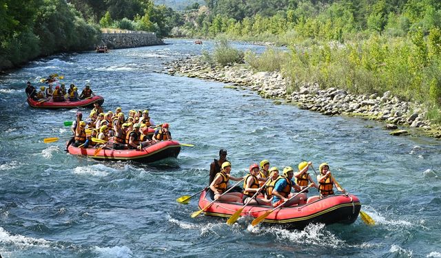 Adrenalin tutkunları Köprüçay'da rafting heyecanı yaşıyor
