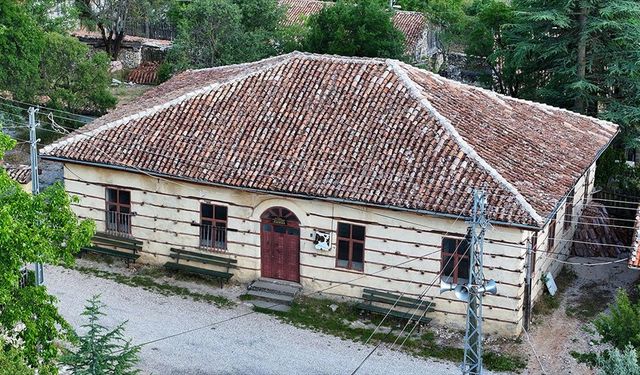 Akseki'nin tarihi düğmeli okulu ve camisi restore edilmeyi bekliyor