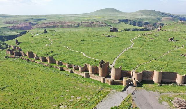 Ani Ören Yeri'ndeki surlar asırlardır ihtişamıyla ayakta duruyor