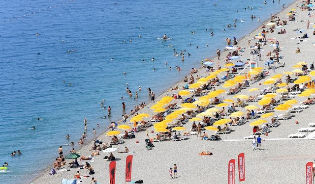 Antalya sahillerinde Kurban Bayramı'nın ilk gününde yoğunluk yaşanıyor