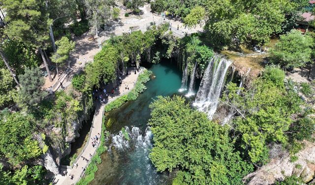 Antalya'da serinlemek isteyenler Düden Şelalesi'nde yoğunluk oluşturdu