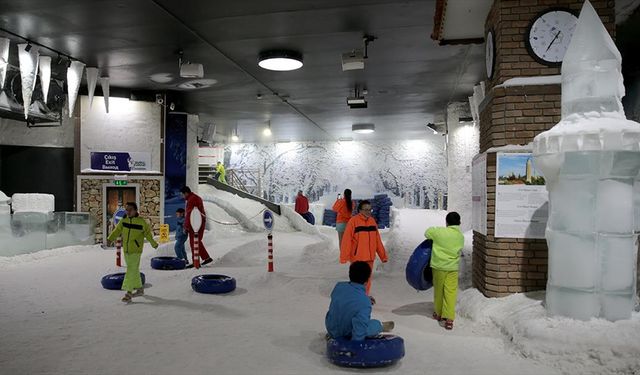 Antalya'da sıcaktan bunalanlar buz müzesinde serinliyor